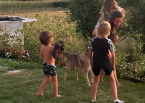 Adela Popescu alături de copii și un câine