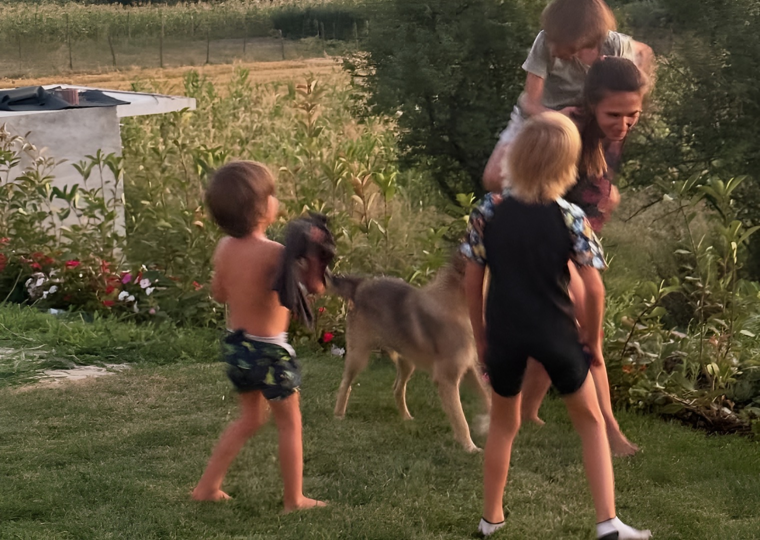 Adela Popescu alături de copii și un câine