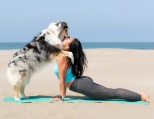 Andreea Sembely și câinele ei la o ședință de Doga