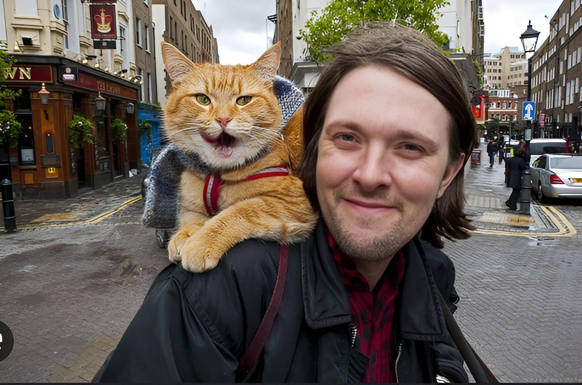 Un bărbat își îine pisica pe umăr