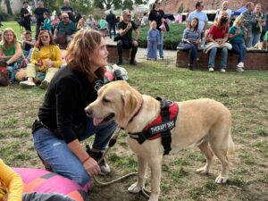 Câine de terapie la un festival canin