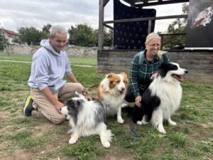 Câini alături de stăpânii lor