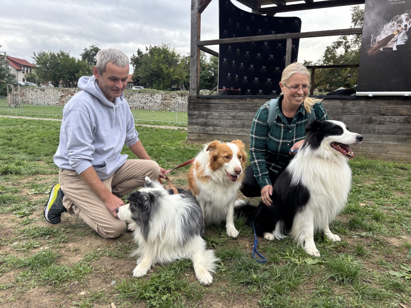 Câini alături de stăpânii lor