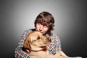 stapanul tine in brate cainele