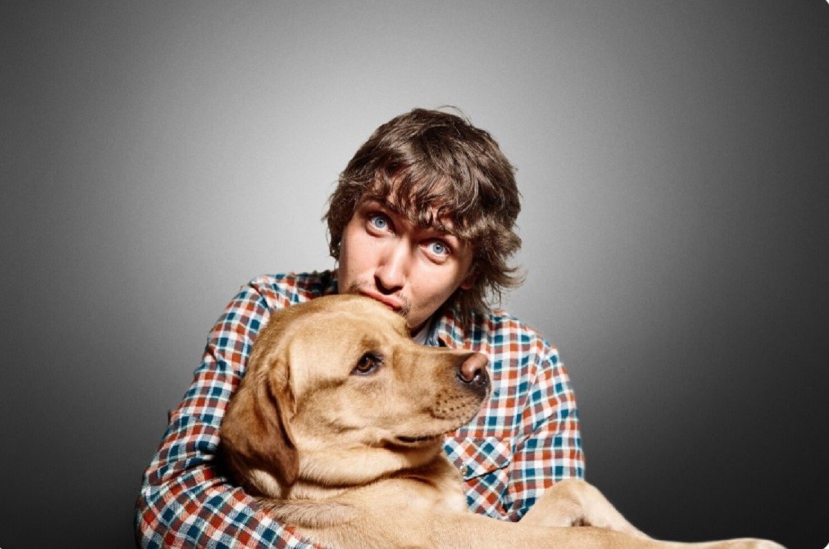 stapanul tine in brate cainele