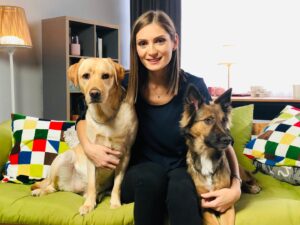 Cătălina Trănescu, director ASPA, alături de doi câini