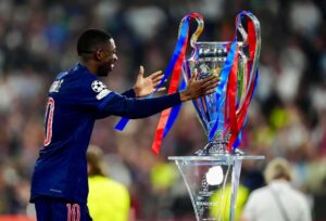 Fotbalistul Ousmane Dembele îmbrățișează trofeul Champions League