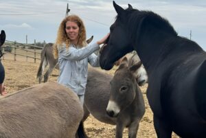 Șefa Protecției Animalelor Ilfov, Hilde Tudora, în vizită la un adăpost de animale