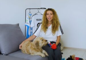 Hilde Tudora, director Protecția Animalelor Ilfov, pe canapea alături de câinele ei, Alfie