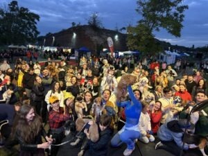 Oameni și căței la un eveniment organizat în Oradea