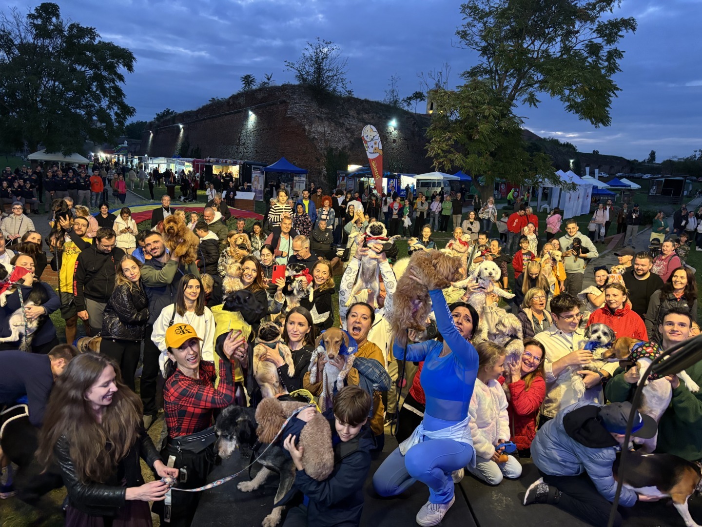 Oameni și căței la un eveniment organizat în Oradea