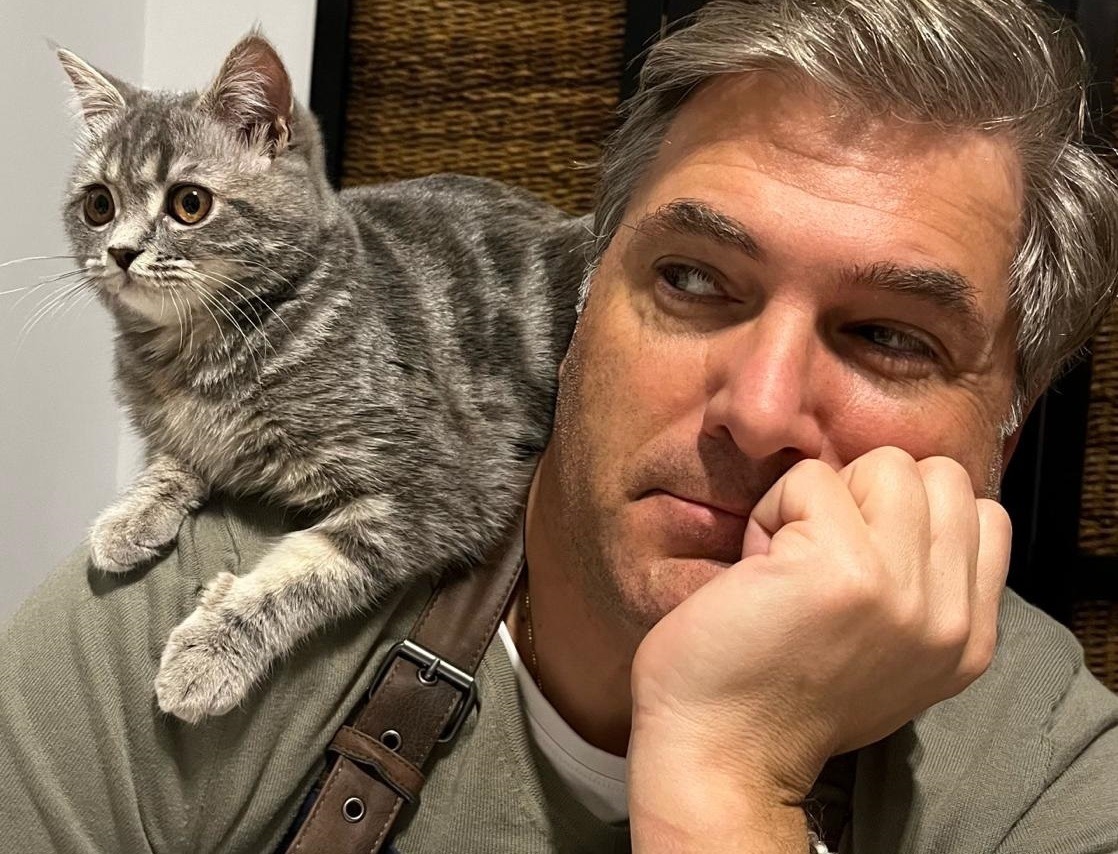 Mircea Radu alături de pisica lui