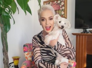 Monica Anghel își ține câinele în brațe