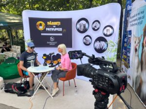 Tânăr nevăzător alături de câinele lui în cadrul unui podcast