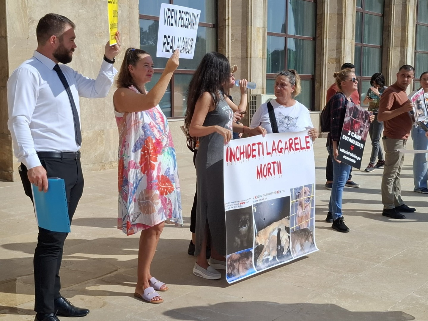 Protestatari în fața sediului ANSVSA