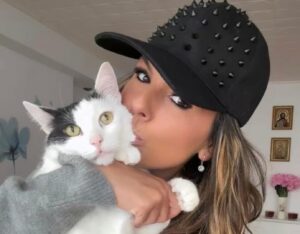 Raluca Băleanu își sărută pisica