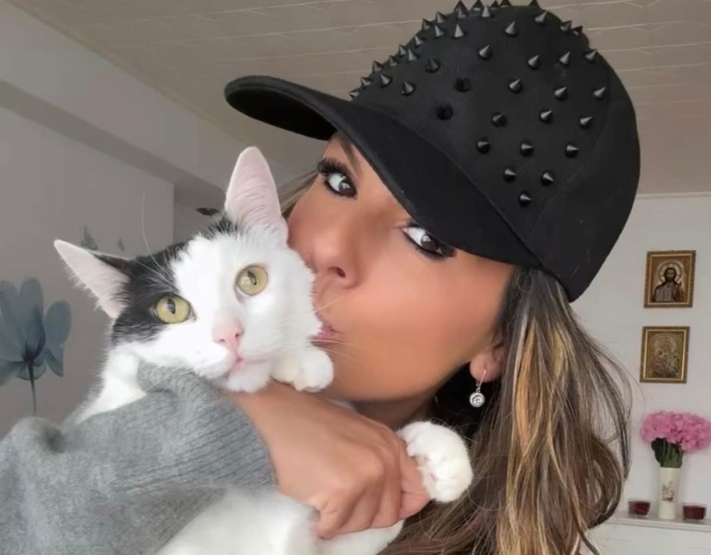 Raluca Băleanu își sărută pisica