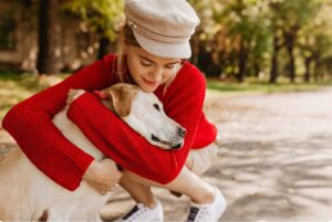 stapana isi imbratiseaza cainele