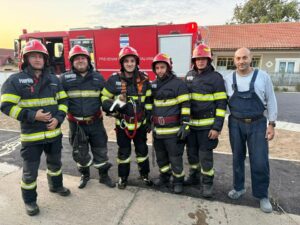 Pompieri care au salvat o pisică