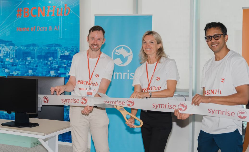 Echipa Symrise taie o panglică la un eveniment