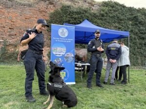 Polițiști de frontieră alături de un câine de serviciu