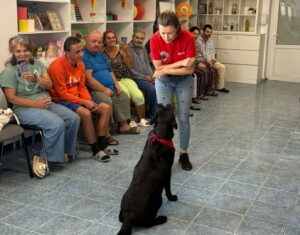 Câine de terapie în salonul spitalului de psihiatrie din Bălăceanca