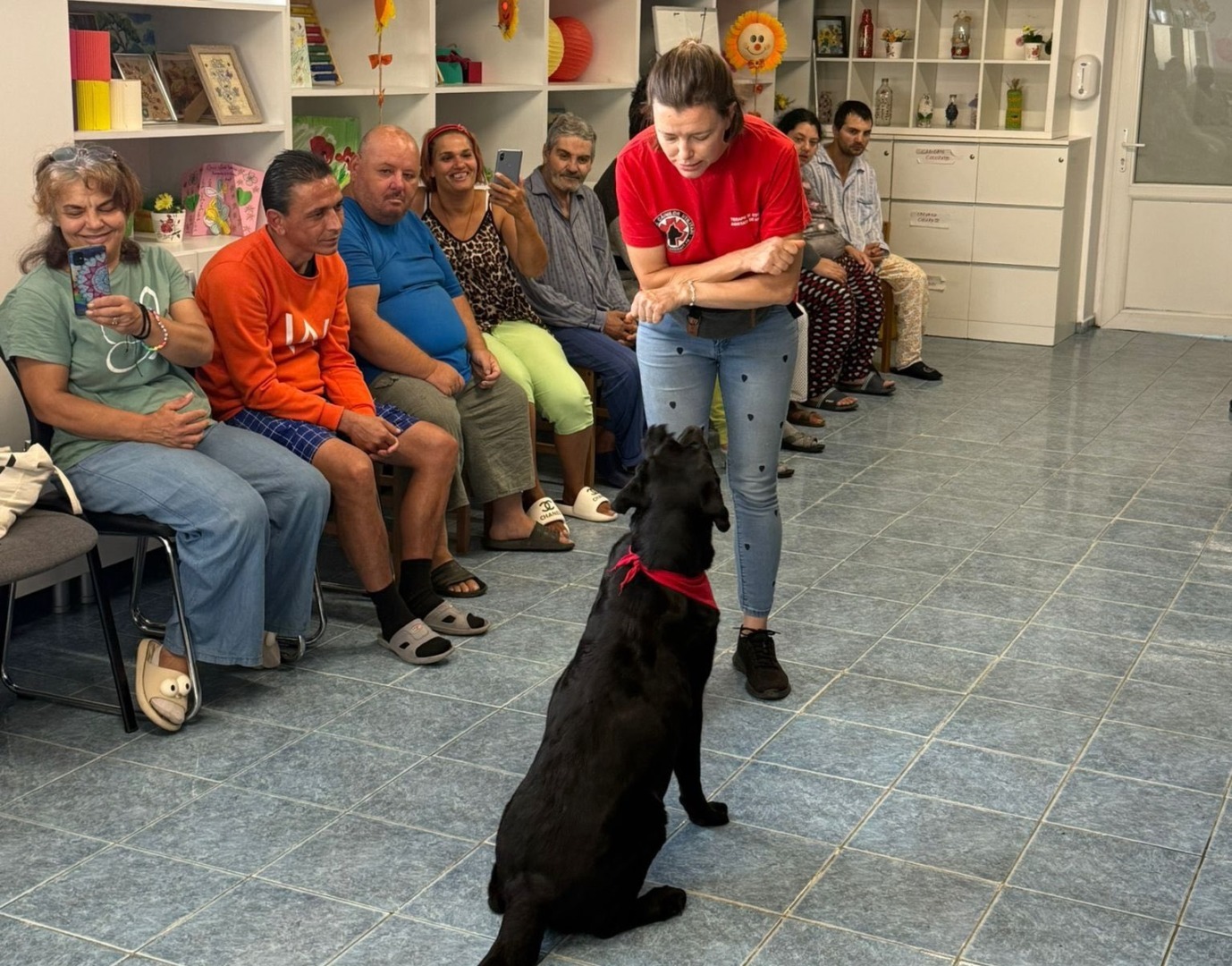 Câine de terapie în salonul spitalului de psihiatrie din Bălăceanca