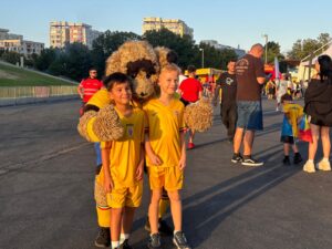 Mascota naționalei de fotbal a României alături de suporteri copii