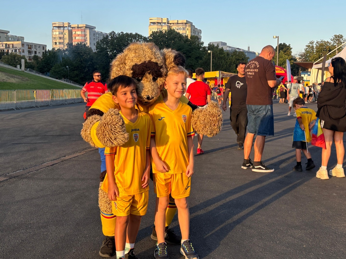 Mascota naționalei de fotbal a României alături de suporteri copii