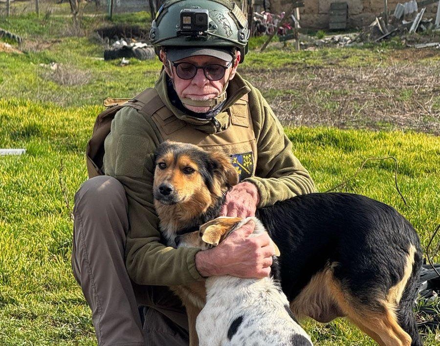 Soldat ucrainean alături de doi câini