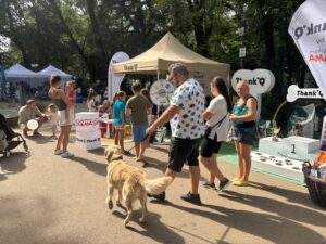 Oameni la un festival canin