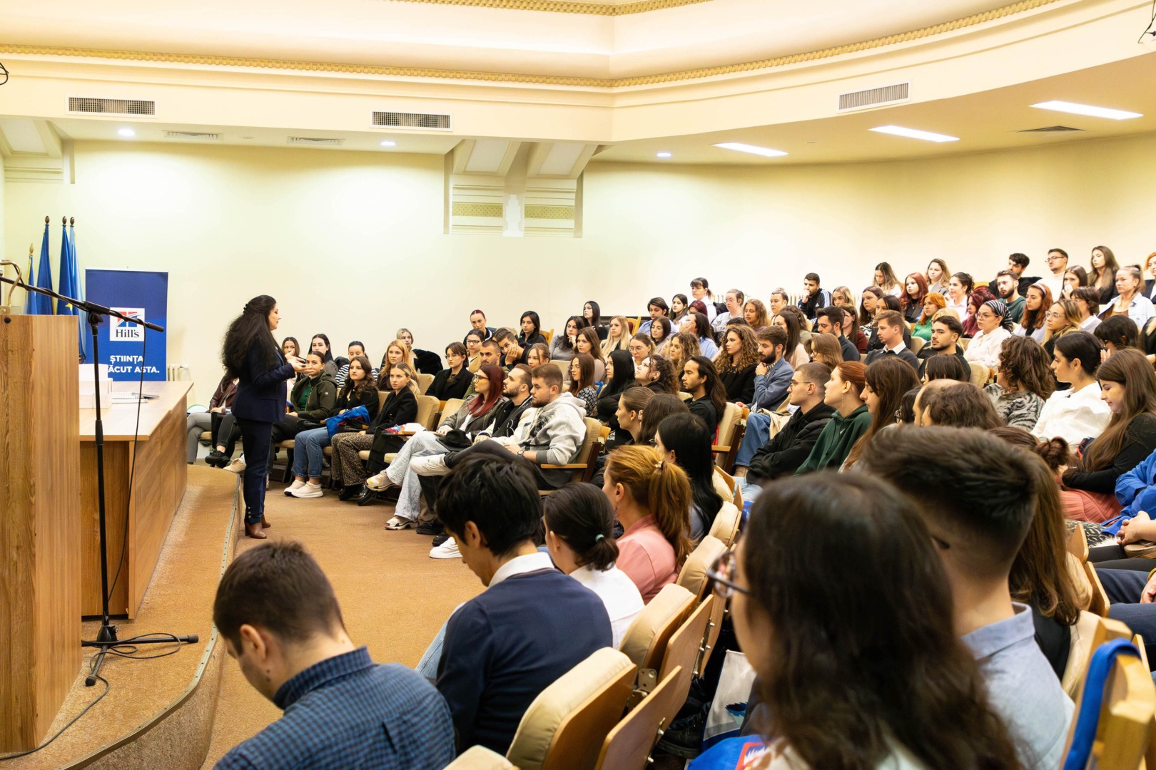 Studenți la Facultatea de Medicină Veterinară din București în cadrul unei conferințe