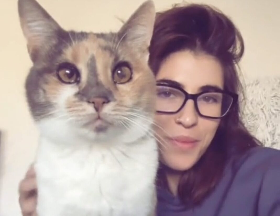 Adina Oanță, influencer, alături de pisica ei