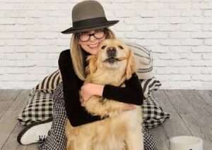 Actrița Diane Keaton alături de un câine