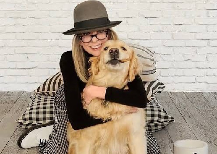 Actrița Diane Keaton alături de un câine