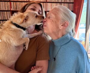 Dr. Jane Goodall alături de un câine și o femeie