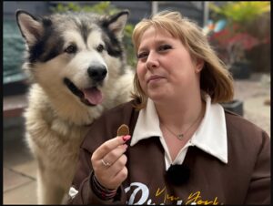 Câine alături de stăpâna lui