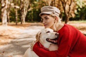 stapana imbratiseaza cainele