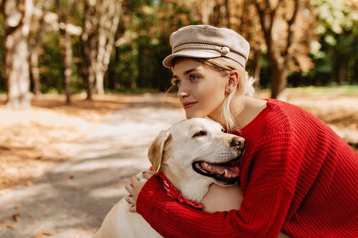 stapana imbratiseaza cainele