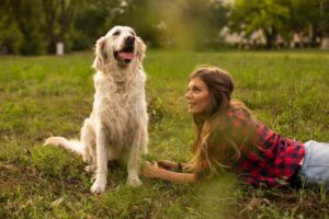 Carla Buleanu alături de câinele ei