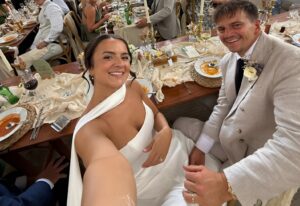 Doi tineri proaspăt căsătoriți, la petrecerea de nuntă