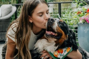 Câine fericit pupat de stăpână