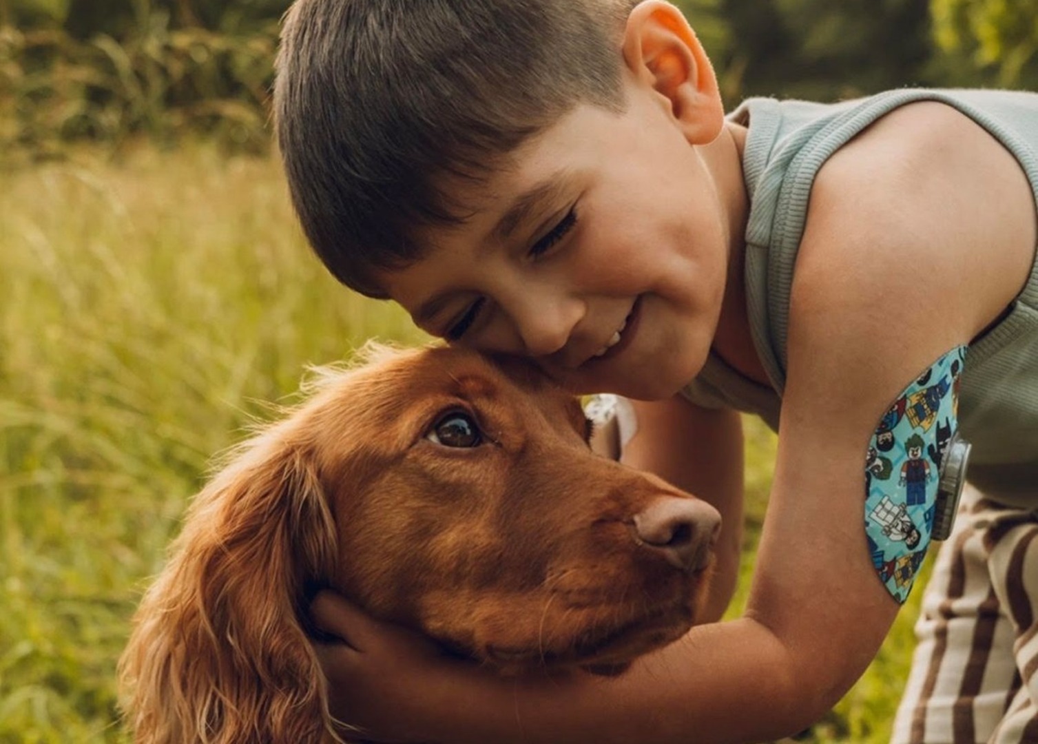 Copil alături de un câine