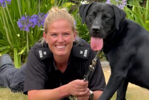 Câine alături de o polițistă