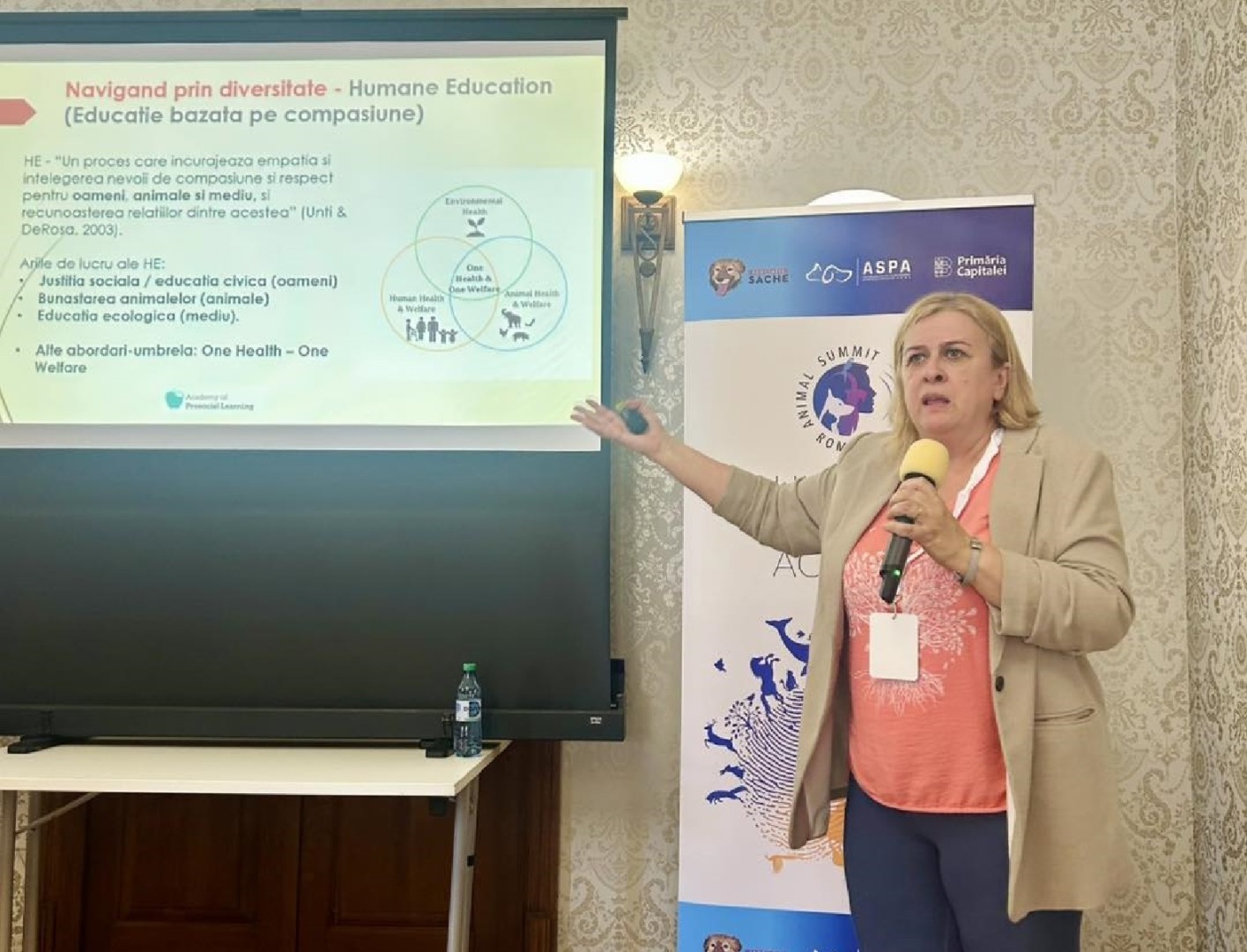 dr. Alina Rusu ține un discurs la Animal Summit Romania 2025