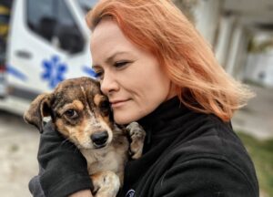 Medicul veterinar Emma Stratulat ține un câine în brațe