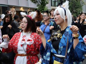 Tinere costumate în feline la Festivalul Pisicilor din Tokyo, Japonia