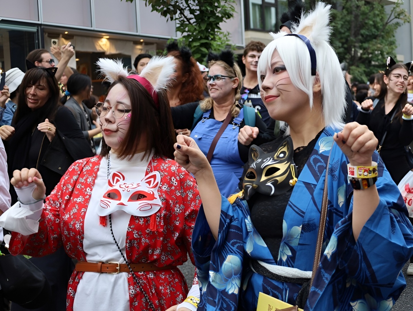 Tinere costumate în feline la Festivalul Pisicilor din Tokyo, Japonia
