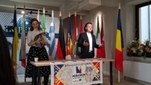 Adrian Dragotă, președintele Felis România, alături de stăpâna unei pisici la o conferință de presă