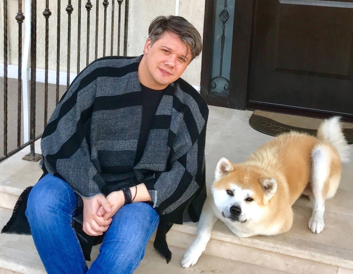 Artistul Fuego (Paul Surugiu) alături de câinele lui